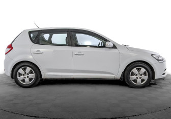 Подержанный автомобиль Kia Ceed Hatchback 2010 года (4 фото)