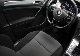 Подержанный автомобиль Volkswagen Golf Hatchback 2013 года (17 фото)