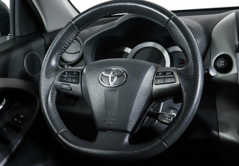 Подержанный автомобиль Toyota RAV4 2011 года (11 фото)