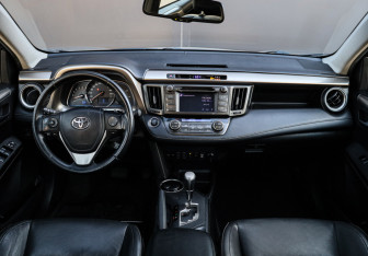 Подержанный автомобиль Toyota RAV4 2013 года (9 фото)