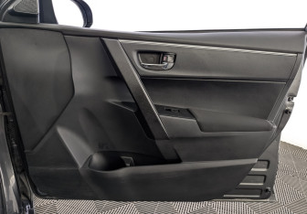 Подержанный автомобиль Toyota Corolla Sedan 2015 года (24 фото)