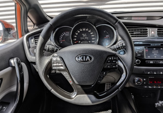 Подержанный автомобиль Kia Ceed Hatchback 2013 года (21 фото)