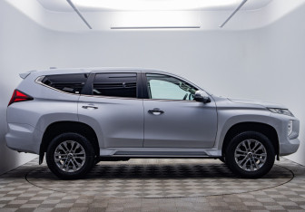 Подержанный автомобиль Mitsubishi Pajero Sport 2020 года (4 фото)