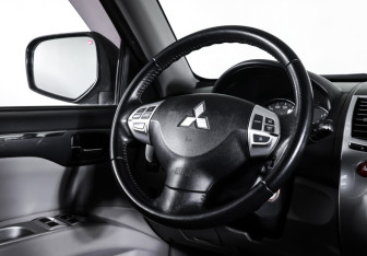 Подержанный автомобиль Mitsubishi Pajero Sport 2015 года (13 фото)