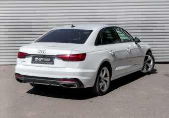 Подержанный автомобиль Audi A4 Sedan 2022 года (5 фото)