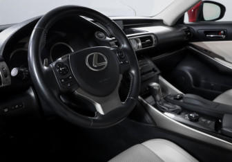 Подержанный автомобиль Lexus IS Sedan 2013 года (14 фото)