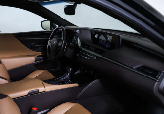 Подержанный автомобиль Lexus ES 2019 года (11 фото)