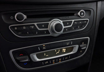 Подержанный автомобиль Renault Latitude 2013 года (26 фото)