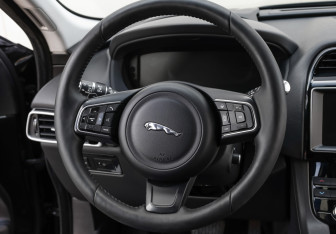 Подержанный автомобиль Jaguar F-Pace 2016 года (16 фото)