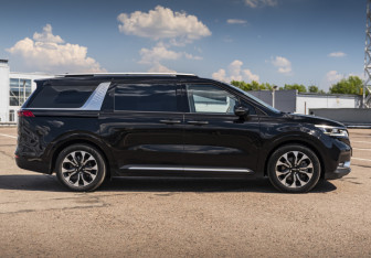 Подержанный автомобиль Kia Carnival 2021 года (5 фото)