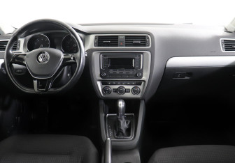 Подержанный автомобиль Volkswagen Jetta Sedan 2017 года (6 фото)
