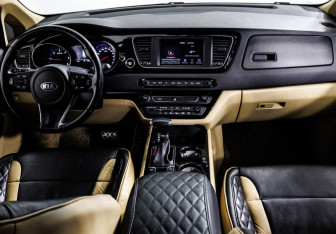 Подержанный автомобиль Kia Carnival 2019 года (11 фото)