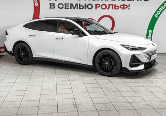 Подержанный автомобиль Changan UNI-V 2023 года (3 фото)