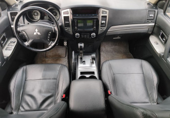 Подержанный автомобиль Mitsubishi Pajero 2015 года (10 фото)