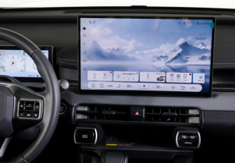 Подержанный автомобиль Toyota RAV4 2025 года (13 фото)