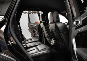 Подержанный автомобиль Porsche Cayenne 2011 года (30 фото)