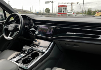 Подержанный автомобиль Audi Q7 2021 года (9 фото)
