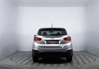 Подержанный автомобиль Hyundai ix35 2015 года (6 фото)