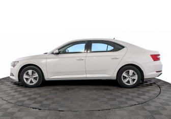 Подержанный автомобиль Skoda Superb Liftback 2017 года (8 фото)