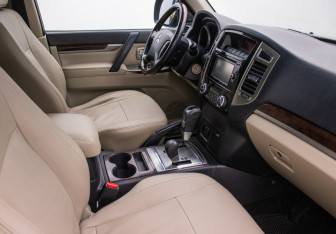 Подержанный автомобиль Mitsubishi Pajero 2017 года (9 фото)