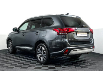 Подержанный автомобиль Mitsubishi Outlander 2018 года (7 фото)