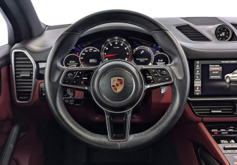 Подержанный автомобиль Porsche Cayenne 2018 года (22 фото)