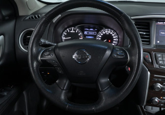 Подержанный автомобиль Nissan Pathfinder 2016 года (10 фото)