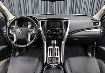 Подержанный автомобиль Mitsubishi Pajero Sport 2019 года (13 фото)