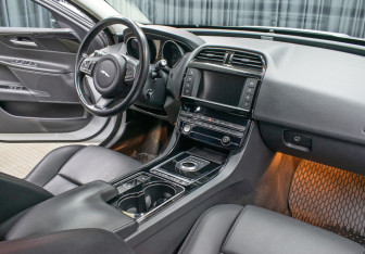 Подержанный автомобиль Jaguar XE 2016 года (10 фото)