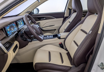 Подержанный автомобиль FAW Bestune T77 2022 года (22 фото)