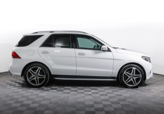 Подержанный автомобиль Mercedes-Benz GLE 2016 года (4 фото)