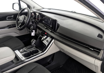 Подержанный автомобиль Kia Carnival 2021 года (13 фото)
