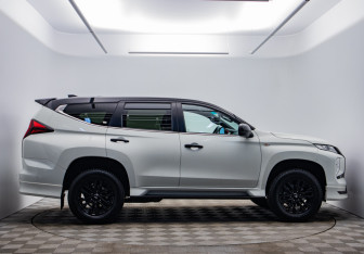 Подержанный автомобиль Mitsubishi Montero Sport 2022 года (4 фото)