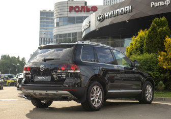 Подержанный автомобиль Volkswagen Touareg 2008 года (7 фото)