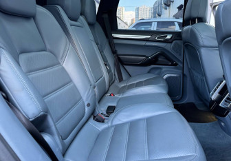 Подержанный автомобиль Porsche Cayenne 2013 года (11 фото)