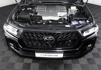 Подержанный автомобиль Toyota Land Cruiser Suv 2018 года (9 фото)