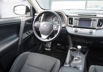 Подержанный автомобиль Toyota RAV4 2013 года (13 фото)