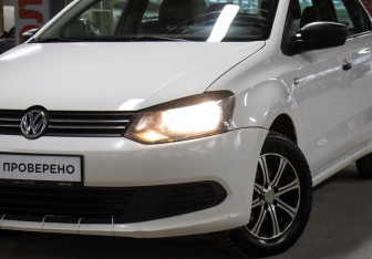 Подержанный автомобиль Volkswagen Polo Sedan 2013 года (19 фото)