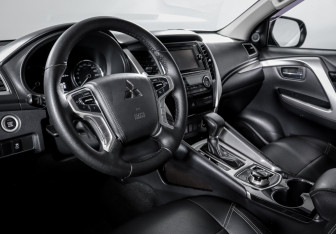 Подержанный автомобиль Mitsubishi Pajero Sport 2018 года (14 фото)