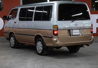 Подержанный автомобиль Toyota HiAce 2002 года (7 фото)