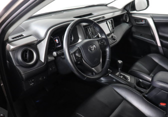 Подержанный автомобиль Toyota RAV4 2018 года (10 фото)