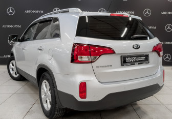 Подержанный автомобиль Kia Sorento 2018 года (7 фото)
