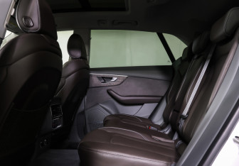 Подержанный автомобиль Audi Q8 2019 года (12 фото)