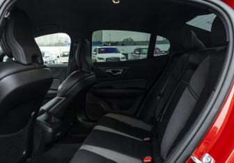 Подержанный автомобиль Volvo S60 2019 года (16 фото)