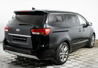 Подержанный автомобиль Kia Carnival 2016 года (3 фото)