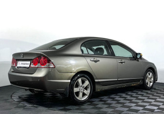 Подержанный автомобиль Honda Civic Sedan 2007 года (5 фото)