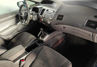 Подержанный автомобиль Honda Civic Sedan 2007 года (9 фото)