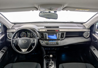 Подержанный автомобиль Toyota RAV4 2019 года (14 фото)