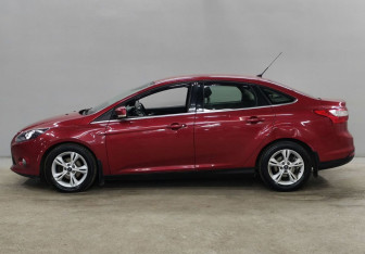Подержанный автомобиль Ford Focus Sedan 2013 года (8 фото)