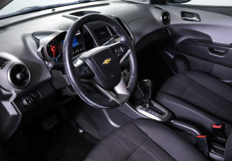 Подержанный автомобиль Chevrolet Aveo Hatchback 2014 года (15 фото)